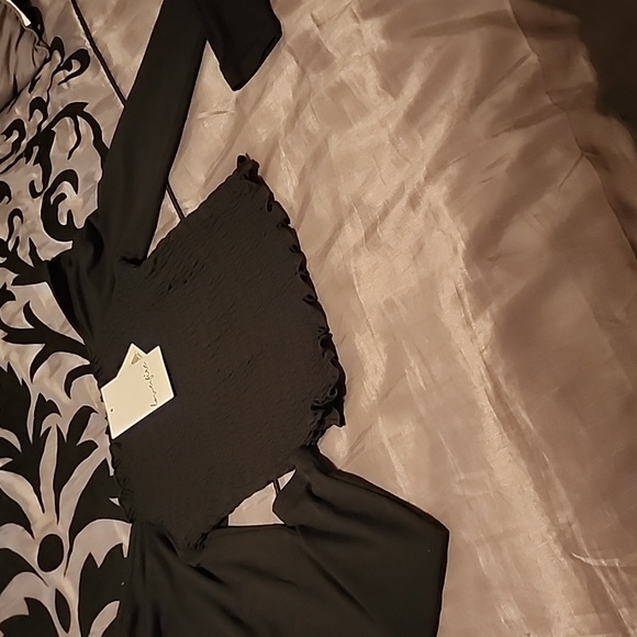 Women SP crop, off the shoulders top black long sleeve $7 - Picture 1 of 4